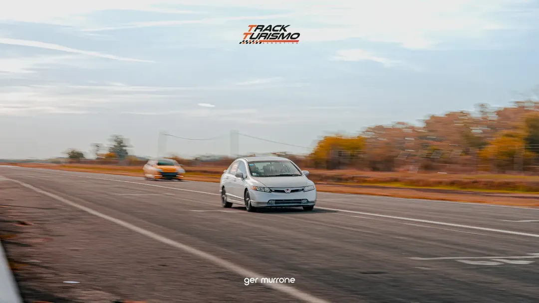 Autos en pista durante el evento de 9 de Julio, abril 2023